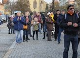Tleskající publikum na Husově náměstí v Rakovníku,...