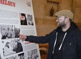 Muzejní pracovník Jiří Kopica u infopanelu o Karlu Melounovi a obelisku.