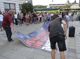 Aktivisté Milionu chvilek v Karlových Varech před ...