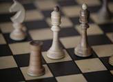 Lessy drží Kubiceho v šachu. Osvald zaručuje přežití VV na policii