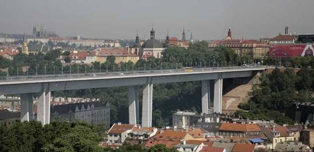 Policisté v Praze posílili hlídky a monitorují dopravu