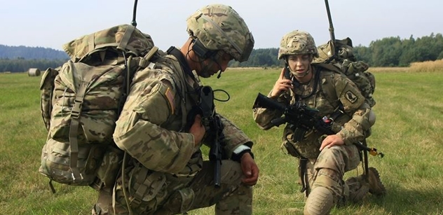Vláda se postaví k úpravě vysílání vojáků do misí asi neutrálně