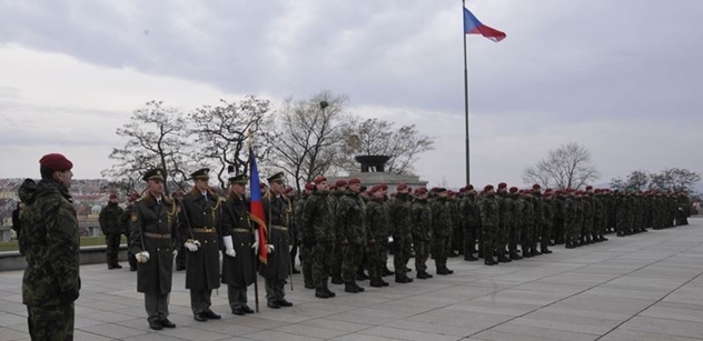 Ministr obrany na Vítkově ocenil přes 230 vojáků za půlroční působení na misi v Litvě