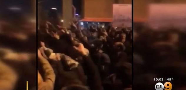 VIDEO Protesty v Íránu. „Ne abyste jim vypnuli internet,“ využil to Trump