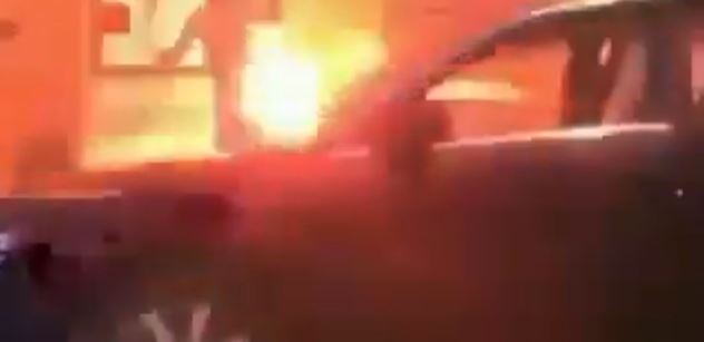 Další šílené video plné řevu a bolesti: Tlupa černochů podpalovala bělocha, který jim utíkal. Ale ono to nešlo...