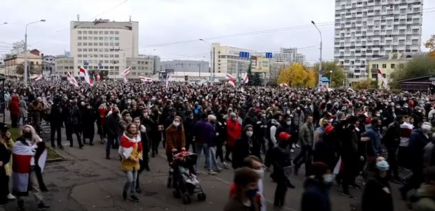 Bělorusové znovu vyrazili do ulic. Hrozí celonárodní stávkou 