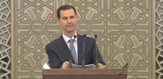 VIDEO ,,Celý den jsem nejedl." Bašáru Asadovi se při projevu udělalo mdlo