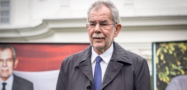 Rakousko volí prezidenta. Van der Bellen bojuje hlavně s „pohovkou“