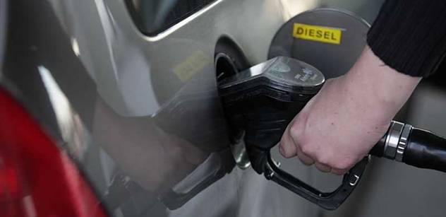 Vláda schválila ukončení snížené spotřební daně z nafty, původní chce už od léta