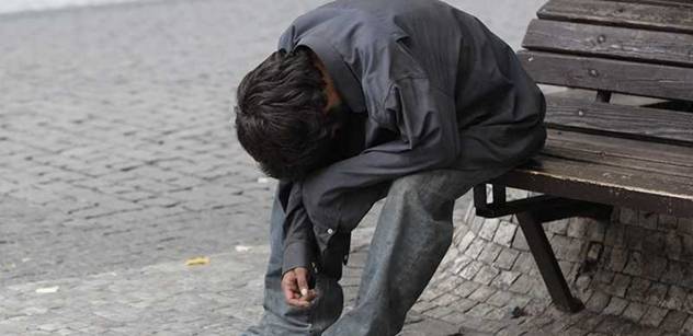 Český kříž informuje bezdomovce o rizicích konzumace pochybného alkoholu