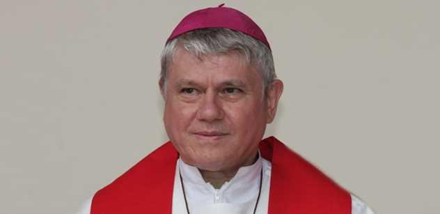 Gustáv Husák se ve vězení stranil. Přijímal jen pomoc katolických kněží, uvedl biskup Václav Malý