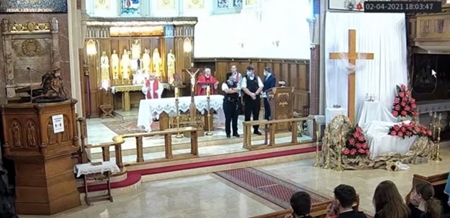 VIDEO Obušky u oltáře. Britové rozehnali polský kostel. Hrozili zatčením