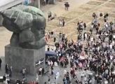 V Saské Kamenici se znovu demonstrovalo. V ulicích bylo tisíc lidí. Dorazil také premiér