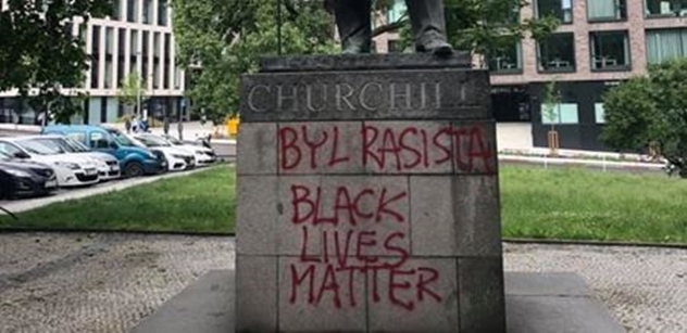 „A teď sexuální Havel!“ Churchill v Praze zašpiněn nápisem „rasista“. Nečtěte, co se děje