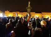 „Ti nahoře zkouší, co ještě vydržíme!“ V Českých Budějovicích protestovaly stovky lidí proti Ondráčkovi, Babišovi a Zemanovi
