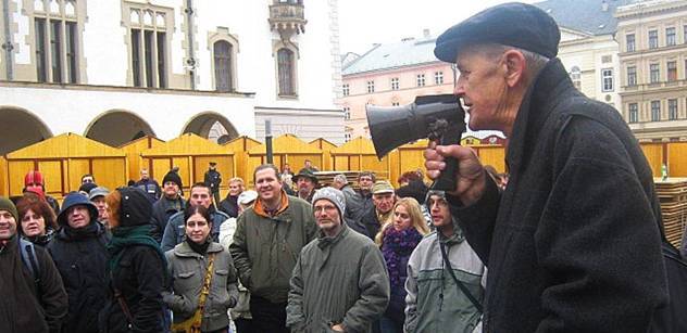 Je čas zabijaček, voda už se vaří, demonstrovali v Olomouci