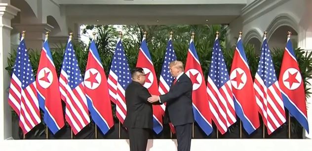Je to vyřešeno. On miluje svou zemi, řekl Donald Trump o Kim Čong-unovi a podepsal s ním důležitý dokument