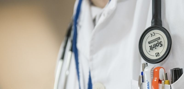  Hejtmani mohou do nemocnic povolat další lékaře a sestry