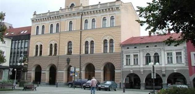Frenštát pod Radhoštěm: Vestibul radnice nově zdobí vitráž se znakem města