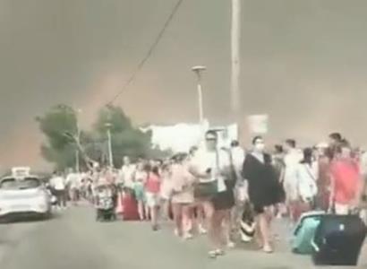 Na ostrově Rhodos evakuovali tisíce turistů kvůli lesnímu požáru