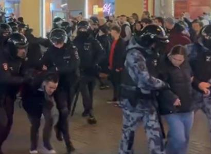 VIDEO: Protesty, zatýkání a pendreky v akci. V ruských ulicích to dnes vře