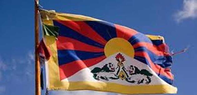 Za krádež tibetské vlajky uložil soud Číňanovi trest 15 000 korun