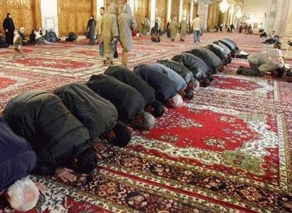 Bourat mešity, šíří se tam propaganda, vyzývají Švédští demokraté. Levicová opozice zuří