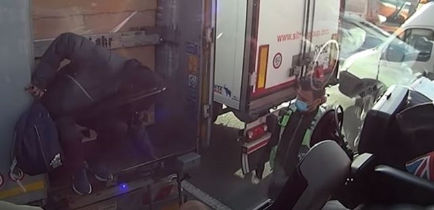 VIDEO „Do ha*zlu, migranti!“ Český kamioňák ve Francii unikl z léčky. A natočil policejní zátah