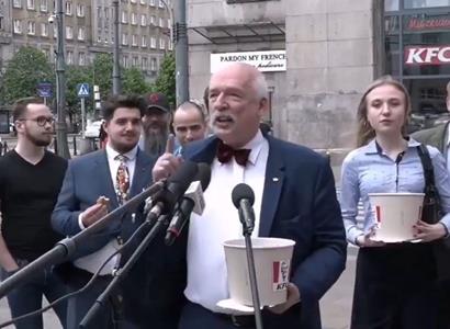 Měsíc bude jíst jen v KFC a McDonalds. „Neumřu,“ vzkazuje polský politik s kyblíkem kuřete