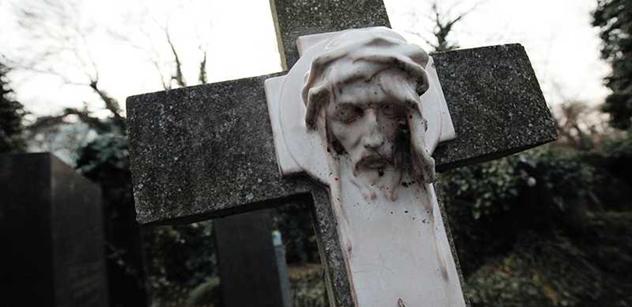 Lidé vyrazili o Štědrém dnu netradičně na hřbitovy