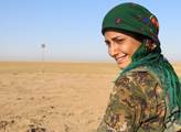 Snímky zachycují kurdské bojovníky na hranici s Is...
