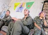 Snímky zachycují kurdské bojovníky na hranici s Is...
