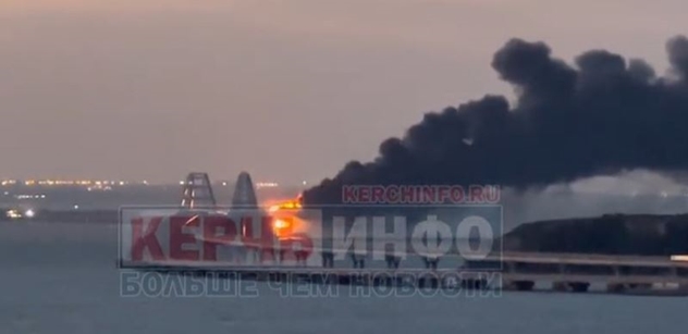 Armáda ČR: Putinovi k narozeninám. Místo svíček zapálili most. A po Twitteru létají špunty