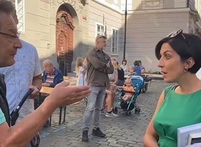 VIDEO „Vy děláte prioritu jednu. To je Ukrajina!“ Na Pekarovou na ulici nastoupil občan