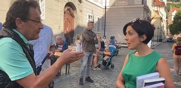 VIDEO „Vy děláte prioritu jednu. To je Ukrajina!“ Na Pekarovou na ulici nastoupil občan