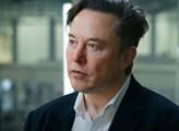 Elon Musk má na krku žalobu. Nechtěl prý, aby mu migranti stavěli rakety