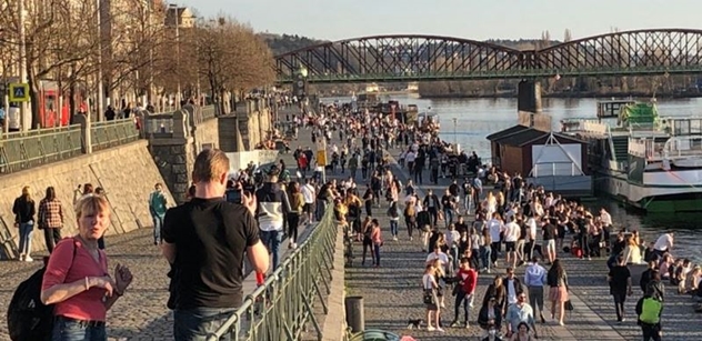 Razie policie v Praze: Na popíjející ji volal i novinář. Možná lituje. Je zle