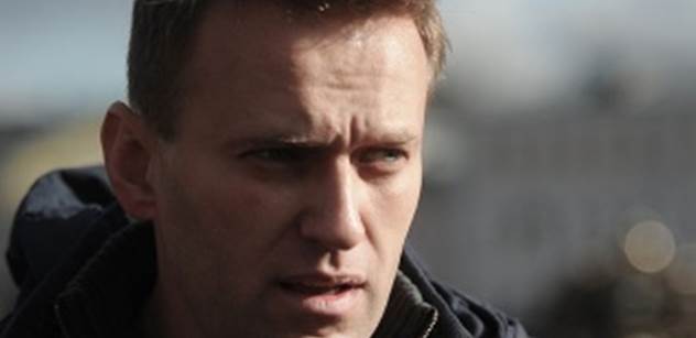 VIDEO Takhle ho vezou. Putinův nepřítel Navalnyj prý otráven