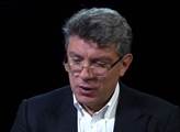 Nové video z vraždy Němcova: Bílé auto a nový muž na scéně