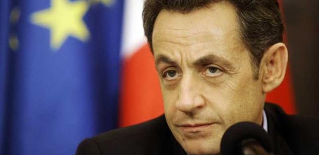 Sarkozy dostal vynadáno za to, že „nutí ženy vysvlékat se z vybraných oděvů“. Tedy burkin