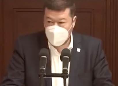 „Jsou normální?!“ Okamura vypustil výbušné video k vládě