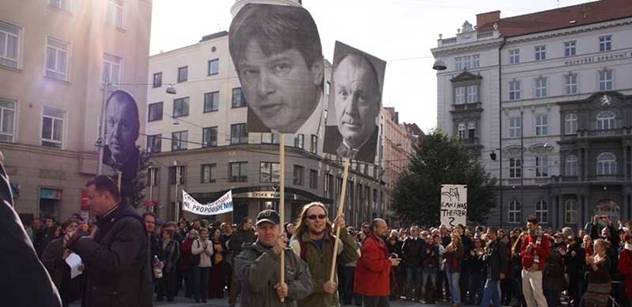 V Brně zase řádí umělci. Oblékají na protest proti Putinovi sochy