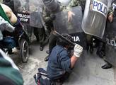 Hole a berle. To byly zbraně vozíčkářů, kteří se v Bolívii porvali s policií