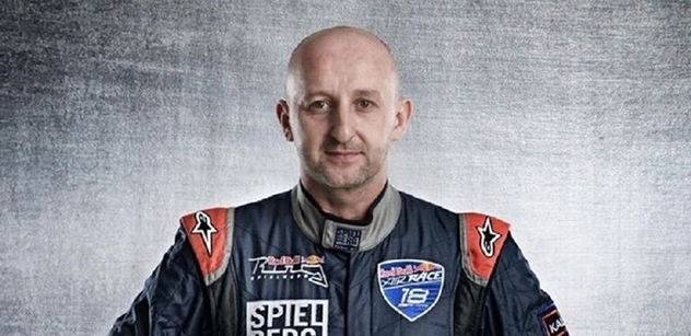 Diváky autodromu potěší i letos leteckou akrobacií elitní pilot Petr Kopfstein