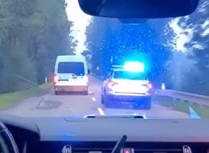 62 migrantů v náklaďáku na Moravě. Řidič utekl