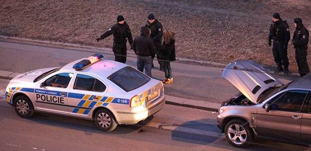 Šéf jihomoravské policie používá luxusní auto, v němž se proháněli zločinci
