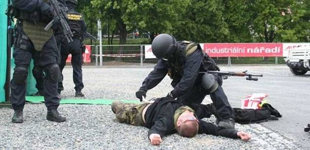 Na obřích manévrech NATO vojáci po zásahu slepými náboji na 12 hodin „umírají“