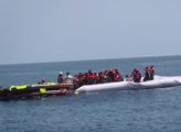 Další převrácená loď s migranty. 143 lidí zachráněno, dvě ženy se hledají