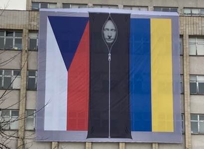 Rakušanova vlajka s Putinem v pytli dělí politiky. Zní i výzvy k odvolání ministra
