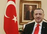 Erdogan v Turecku řádí: Více než 18 tisíc státních zaměstnanců dostane padáka. Rušení novin a televize